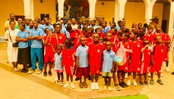 Alumnos del colegio Dulce Nombre de María visitan el CCE de Malabo